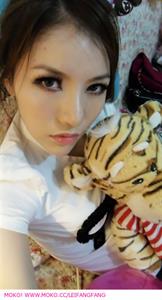 Lei Ke Er taking a selfie