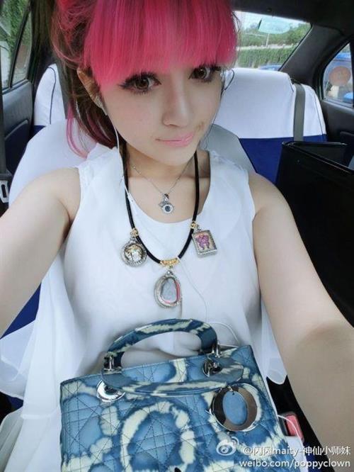 Li Meng Tian taking a selfie