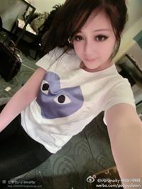 Li Meng Tian taking a selfie