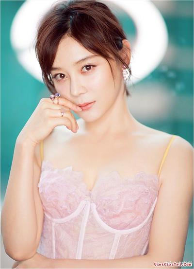 Shanshan Yuan in lingerie