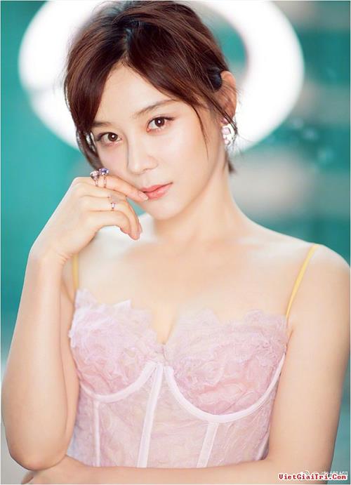 Shanshan Yuan in lingerie