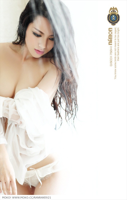 Sheng Xin Ran in lingerie