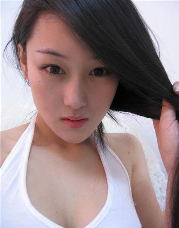 Vivian Zhang Xinyu taking a selfie