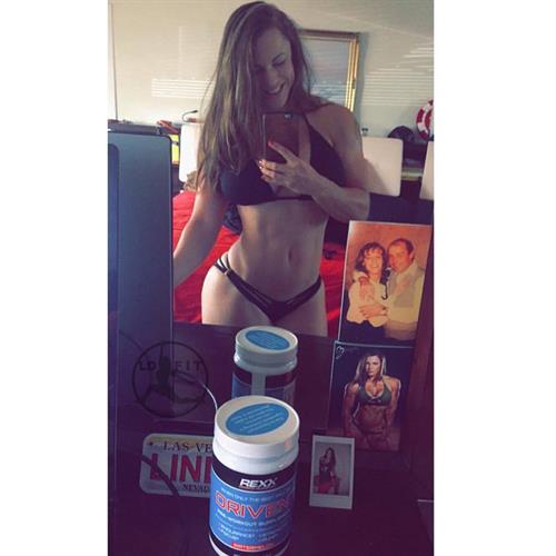 Linda Durbesson in a bikini taking a selfie