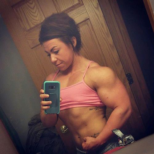 Lauren Hanford taking a selfie