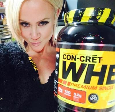 Amanda Michelle Folstad Ptak taking a selfie