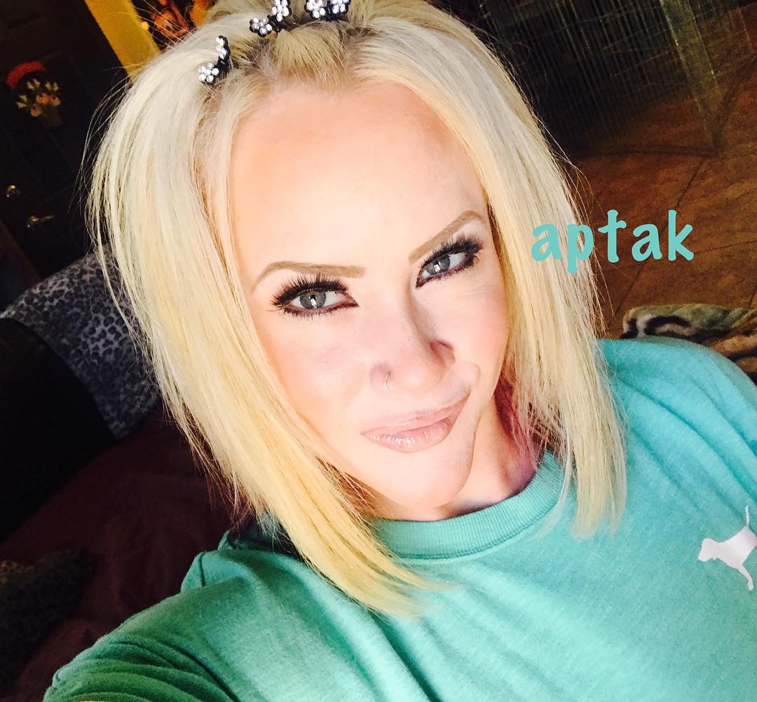 Amanda Michelle Folstad Ptak taking a selfie