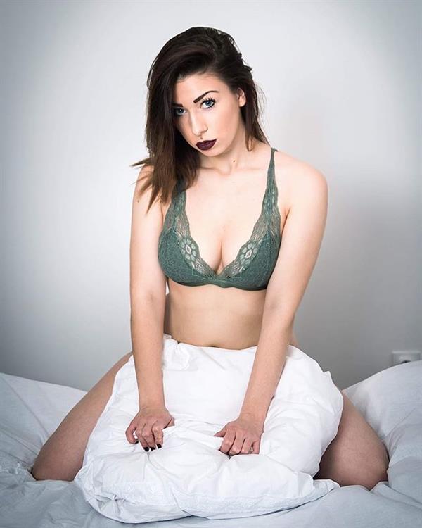 Lindy in lingerie taking a selfie