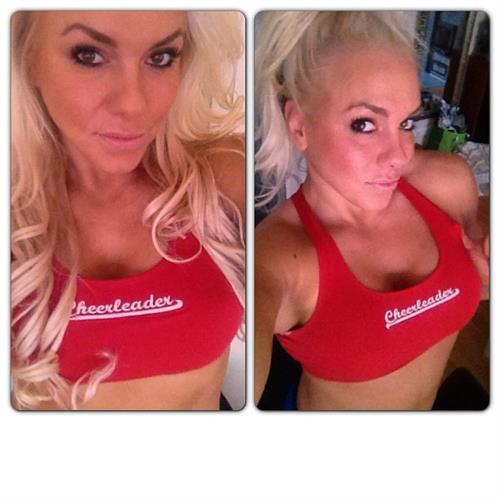 Minna Pajulahti taking a selfie