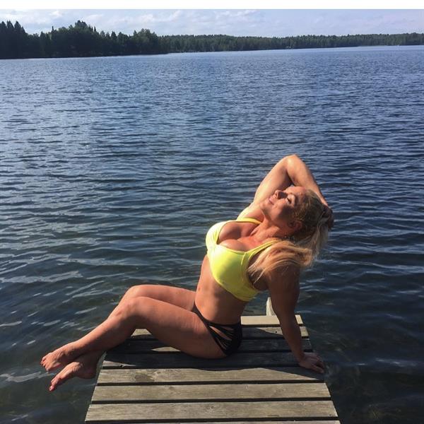 Minna Pajulahti in a bikini