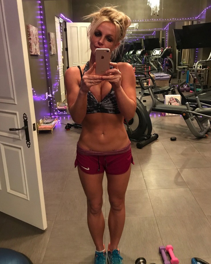Britney Spears taking a selfie
