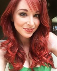 Lisa Foiles taking a selfie