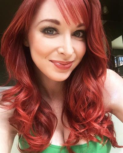 Lisa Foiles taking a selfie