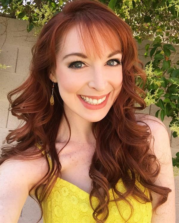 Lisa Foiles taking a selfie