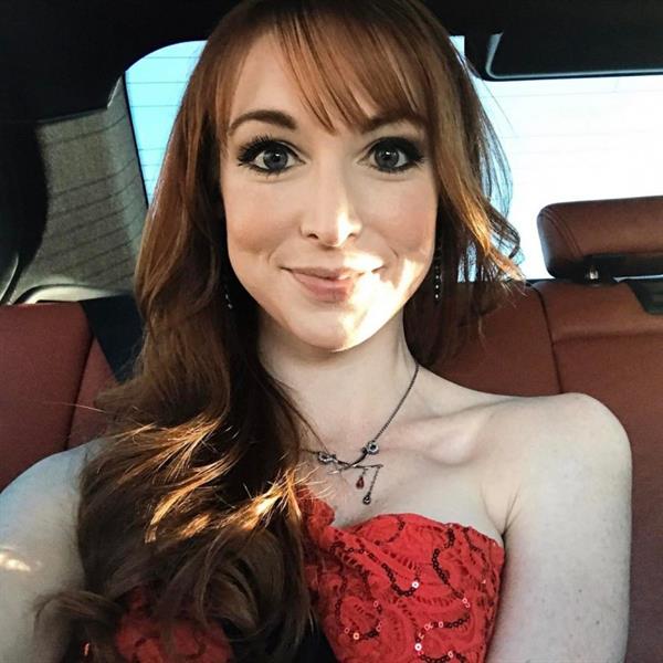 Lisa Foiles taking a selfie