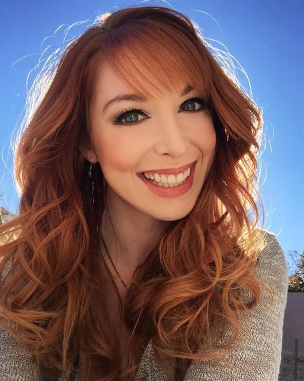 Lisa Foiles taking a selfie