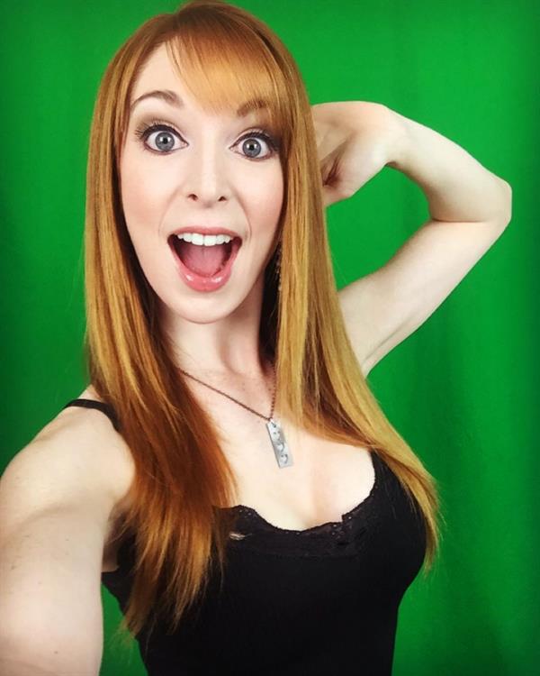 Lisa Foiles taking a selfie