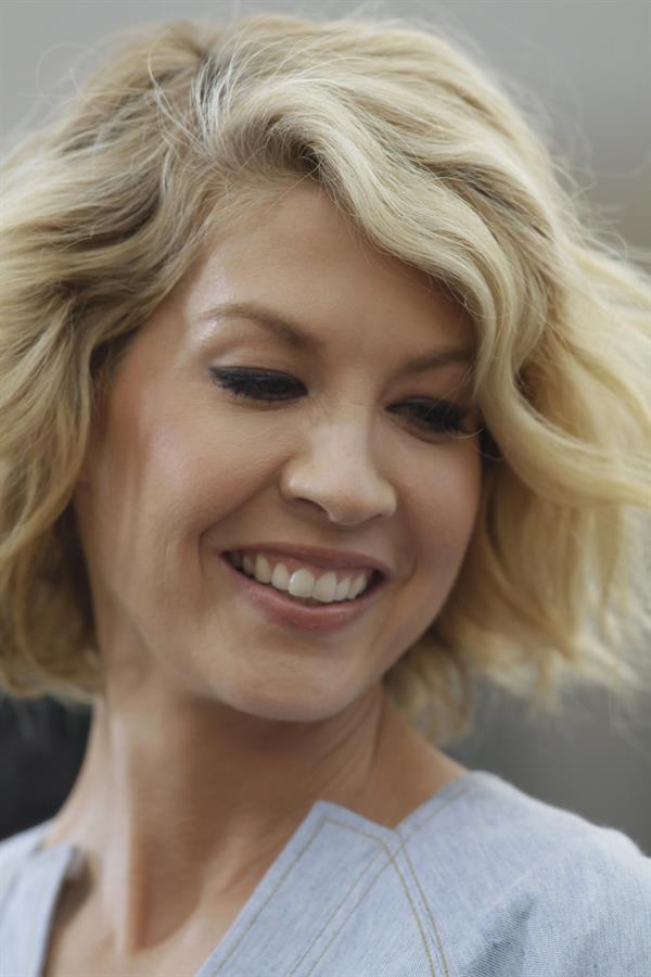 Jenna Elfman - On the set of Extra at The Grove in Los Angeles on February 14, 2013