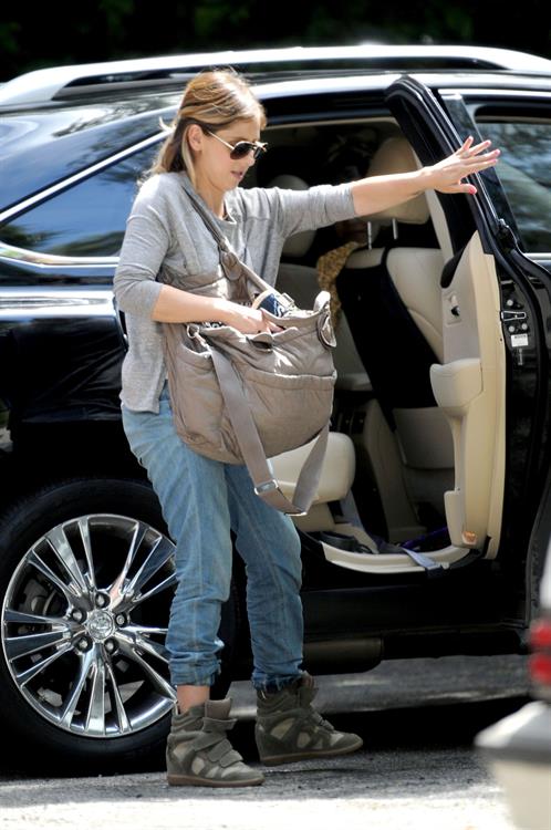 Sarah Michelle Gellar getting her morning starbucks in Los Angeles on July 28, 2014
