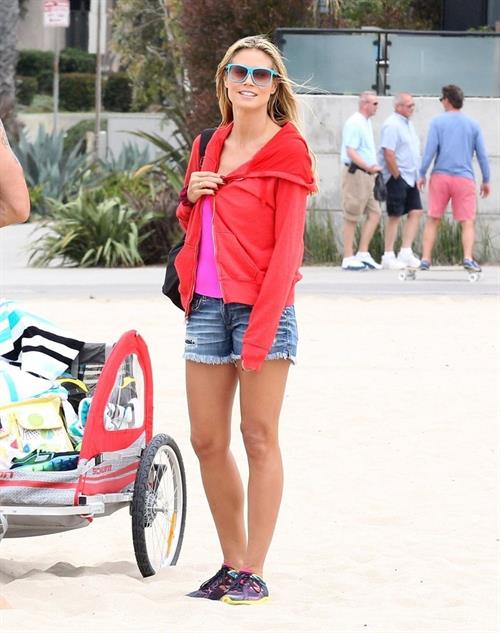 Heidi Klum haning out at the beach in Santa Monica on August 24, 2013