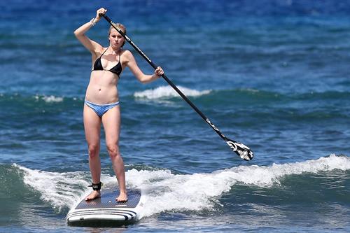 Ireland Baldwin goes paddle-boarding in Hawaii with her boyfriend Slater Trout May 26, 2013 
