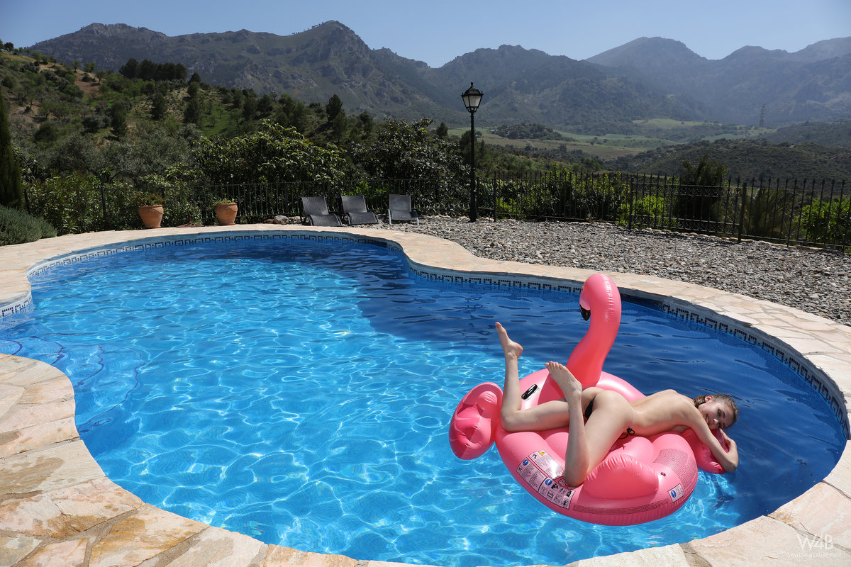Milla in  Flamingo 