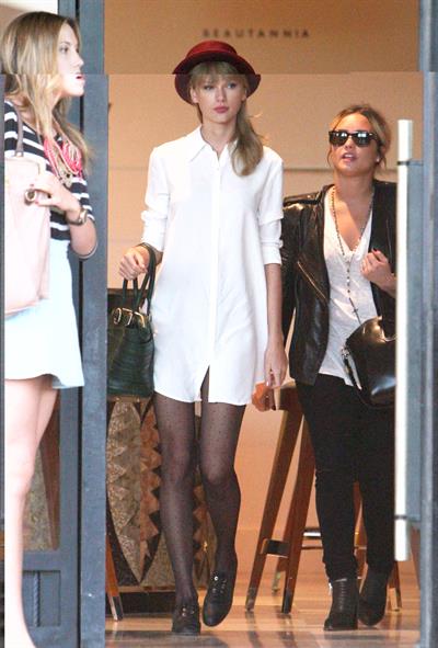 Taylor Swift – Barneys New York in Beverly Hills 9/29/13  