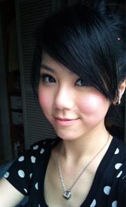 Gloria Tang taking a selfie