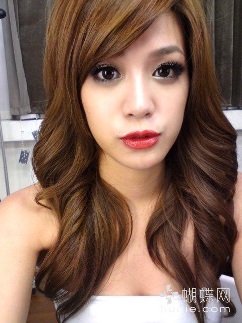 Jenna Wang taking a selfie