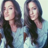 Claudia Valentina taking a selfie