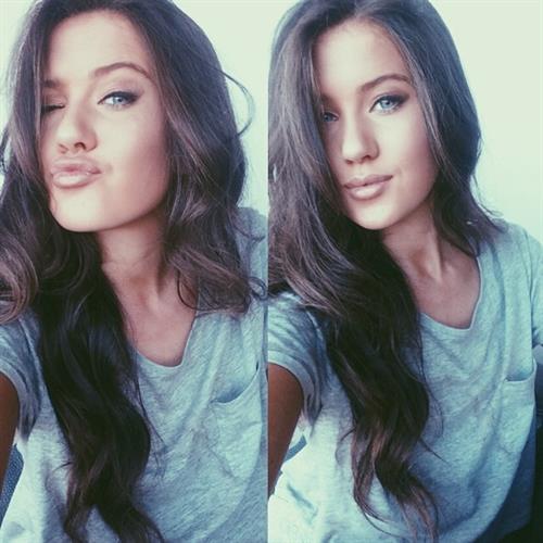 Claudia Valentina taking a selfie