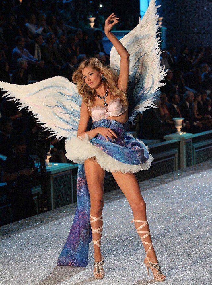 Doutzen Kroes in lingerie