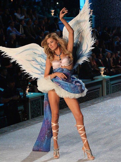 Doutzen Kroes in lingerie