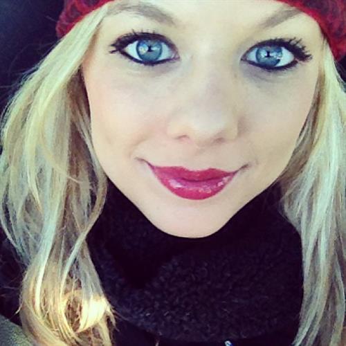 Alexa Knierim taking a selfie