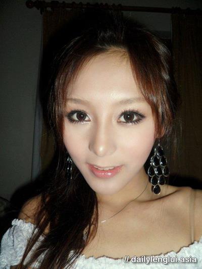 Jeana Ho taking a selfie