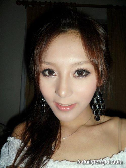 Jeana Ho taking a selfie