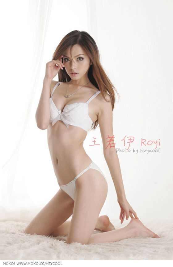 Wang Ruo Yi in lingerie
