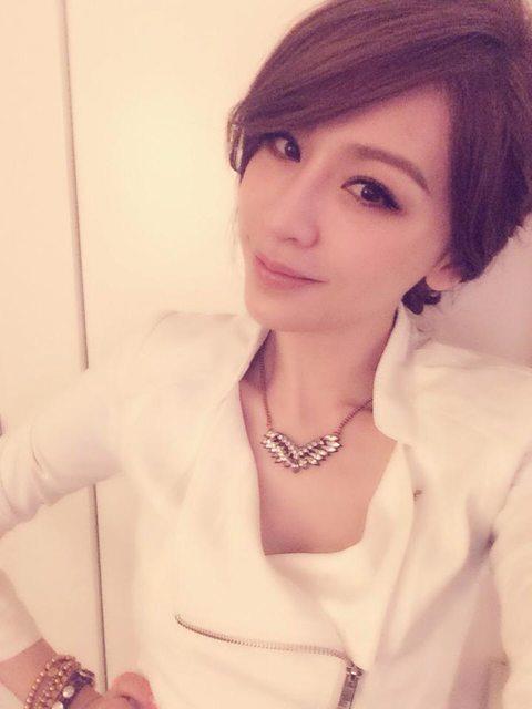 Cyndi Wang taking a selfie