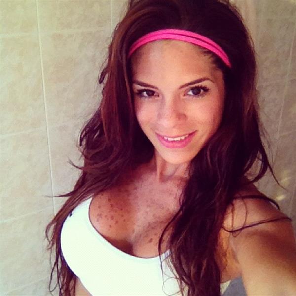 Michelle Lewin taking a selfie