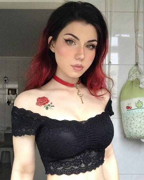 Maria Fernanda Galvão taking a selfie