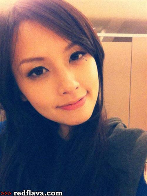 Phoebe Yuan taking a selfie