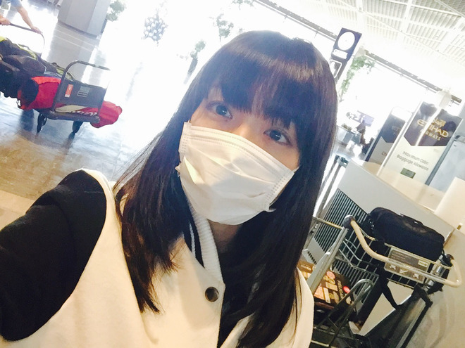 Anna Konno taking a selfie