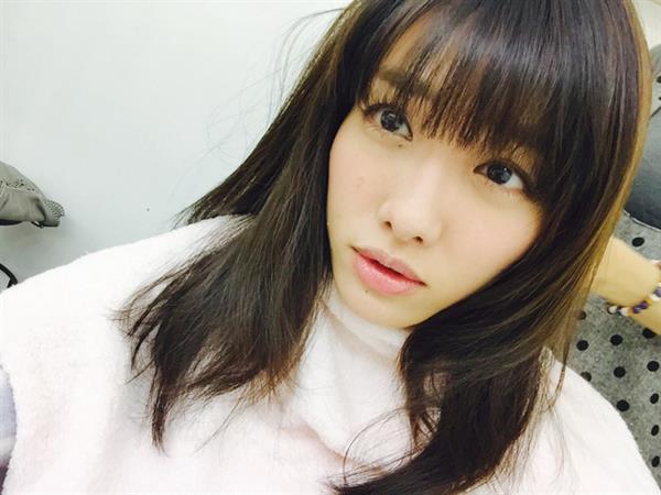 Anna Konno taking a selfie