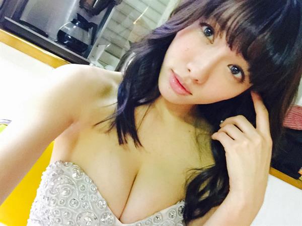 Anna Konno taking a selfie