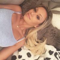 Liziane Soares taking a selfie