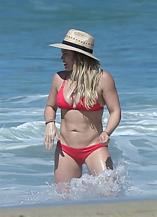 Hilary Duff sexy bikini pics