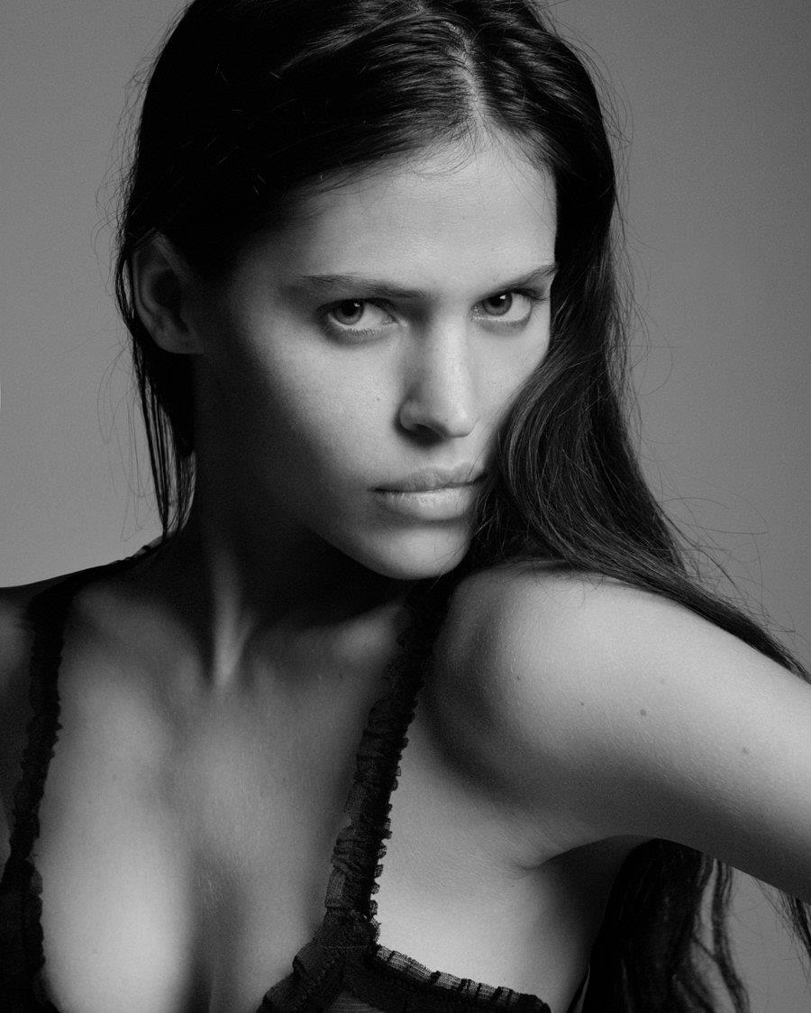 Hana Nitsche in lingerie