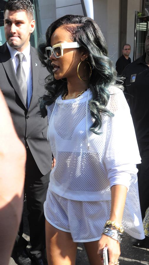 Rihanna - Arrives at her concert in the LG Arena Birmingham in Birmingham (16.07.2013) 