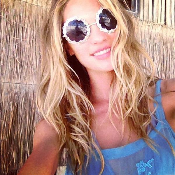 Candice Swanepoel taking a selfie