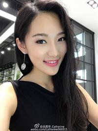 Guan Siyu taking a selfie